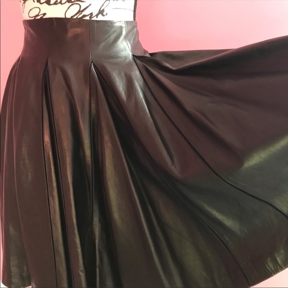 📸 ALEXANDER MCQUEEN Black Leather Skirt 📸 - Picture 5 of 7